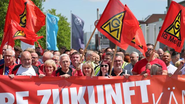 Bild: Sparpläne bei Volkswagen: Beschäftigte über VW-Werk: «Wirklich alles hängt hier dran»
