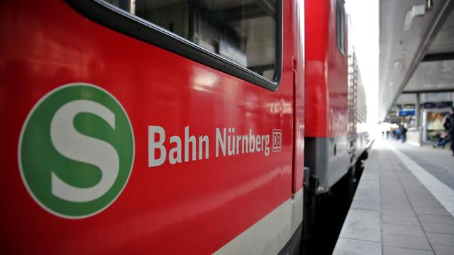 Bahnstrecke wurde gesperrt: Brandstifter legen Zugverkehr zeitweise lahm