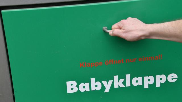 Bild: Geburten: Debatte um Babyklappe in Potsdam nach Aus für Geburtshilfe