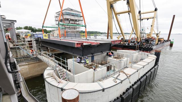 Verkehrsprojekt: Erstes Brückenteil der neuen Schleibrücke sitzt