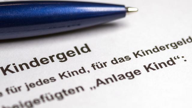 Familien: Kindergeld ohne Antrag im Bundestag - darum geht es