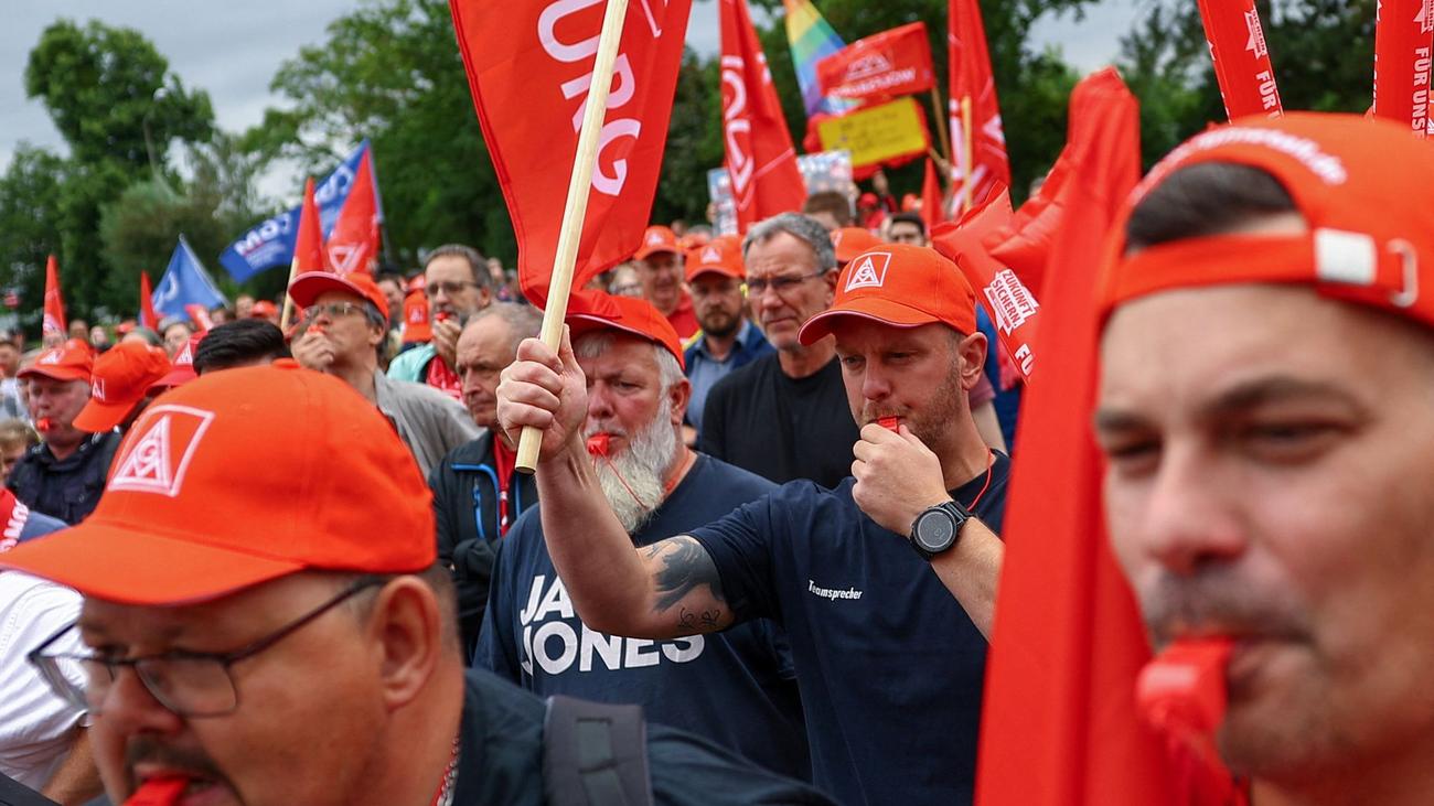 Volkswagen: Lautstarker Protest vor VW-Aufsichtsratssitzung