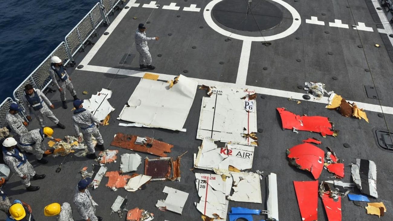Frachtmaschine: Marine sammelt Trümmerteile von Boeing ein - Suche nach Crew
