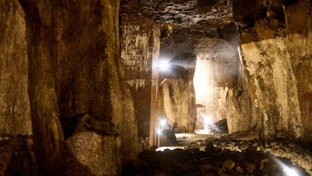 Tief unter der Erde: Rettung aus Lava-Tunnel: Was kostet die Neugier?