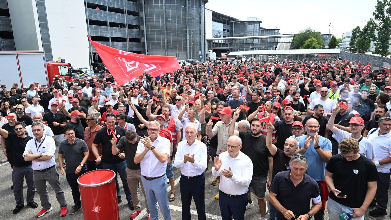Autoindustrie: Sparkurs bei Autobauern - IG Metall ruft zu Protesten auf