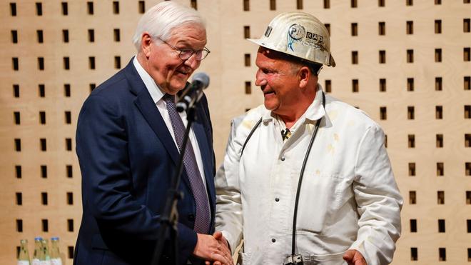  Bergmann Jürgen Jakubeit übergab 2018 das letzte Stück Kohle an Bundespräsident Steinmeier. (Archivbild)