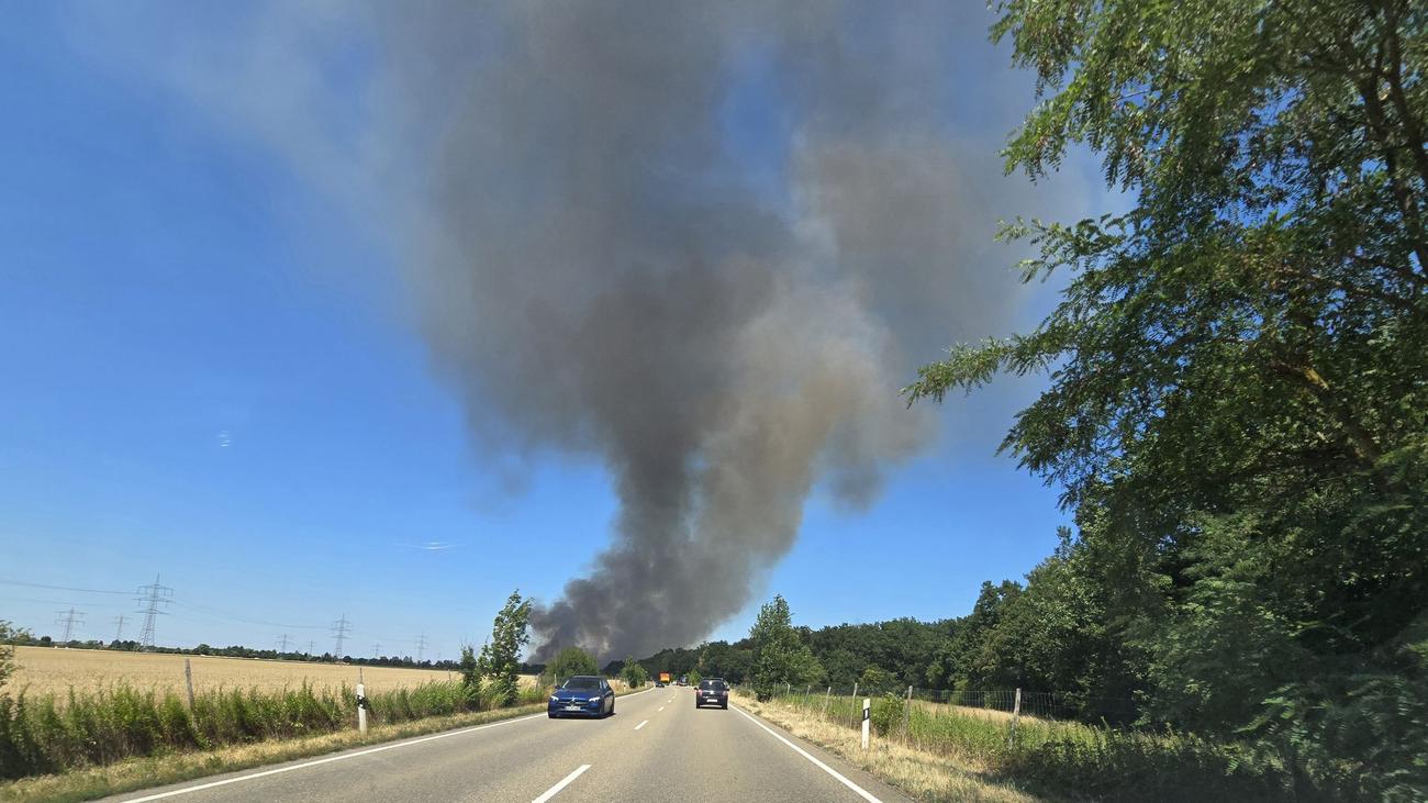 Feuerwehreinsatz: Vollsperrung nach Flächenbrand neben Bundesstraße