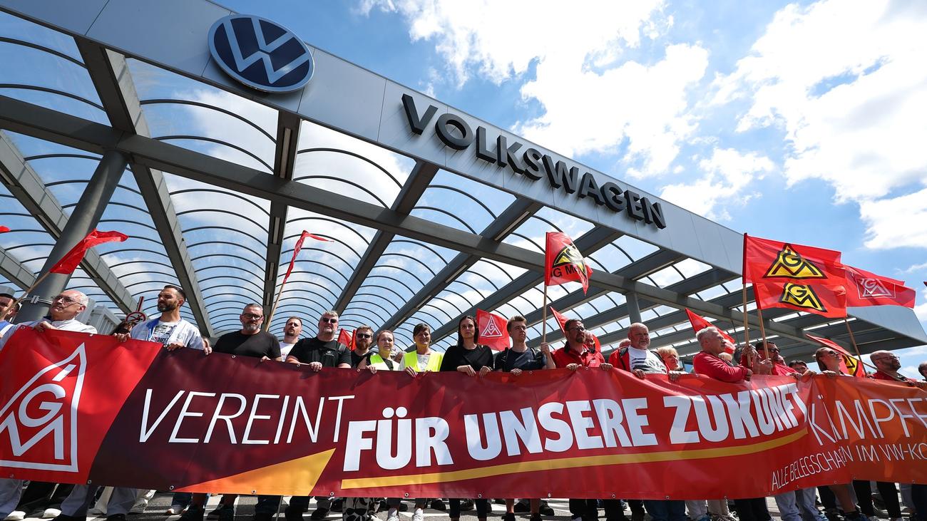 Autokonzern in der Krise: VW Zwickau: Beschäftigte protestieren gegen Schließungspläne