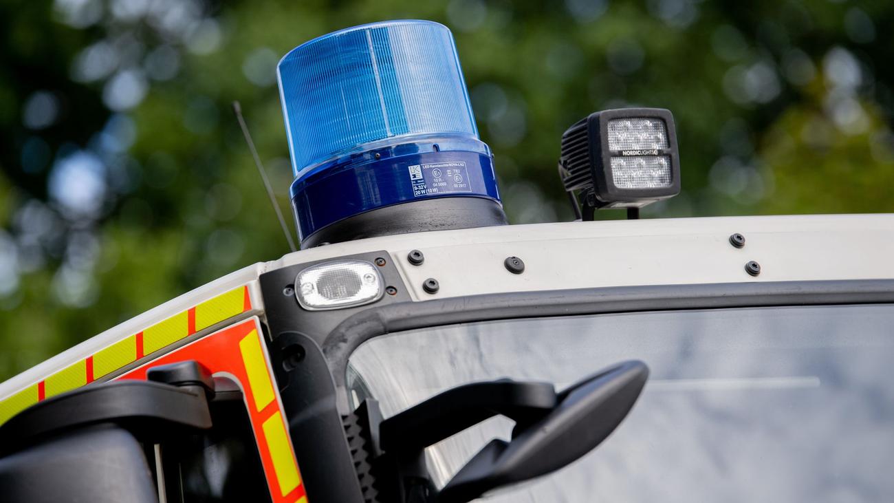 Feuerwehreinsatz: Garagenbrand nach Explosion – Person schwer verletzt