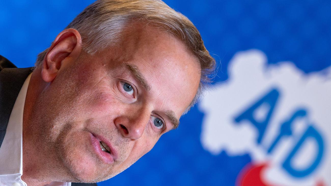 Hat er Regeln verletzt?: Kritik an Holm nach Dienstwagen-Fahrt zum AfD-Parteitag