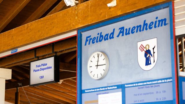 Vorfälle mit Badegästen: Mehrere Polizeieinsätze - grenznahe Freibäder ändern Regeln