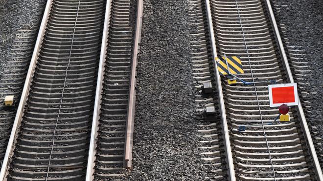  Kurz nach der Wiederfreigabe war der Verkehr auf der sanierten Strecke zwischen Köln und Wuppertal erneut beeinträchtigt. (Symbolbild)