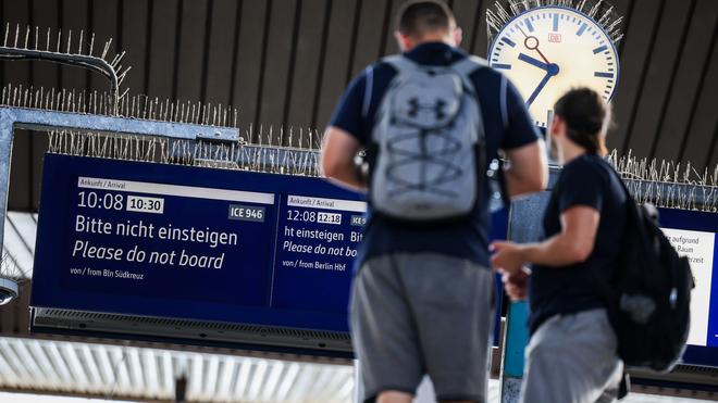 Ermittlungen: Es ist unklar, wann die Strecke wieder freigegeben wird.