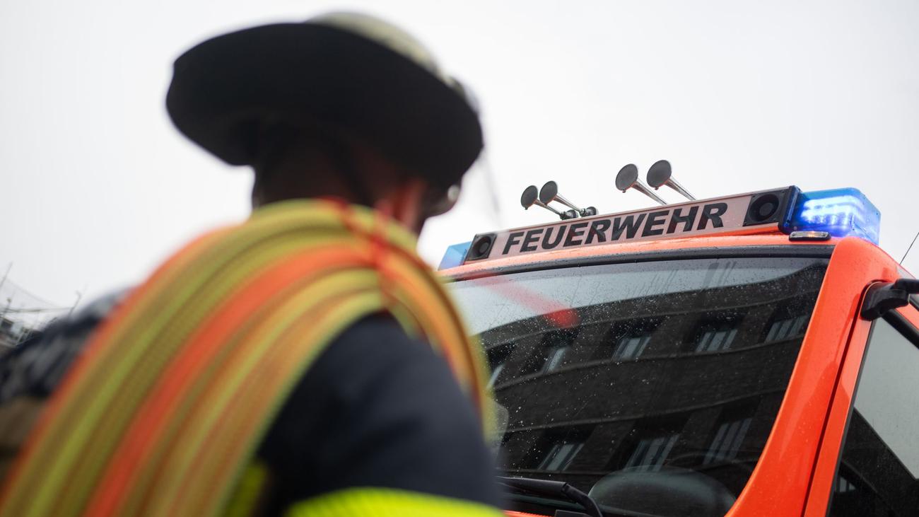 Achtung Waldbrandgefahr: Ballenpresse in Flammen - 100.000 Euro Schaden