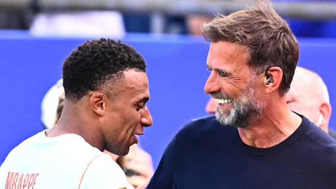 Fußball-Nationalmannschaft: Omnipräsent bei der WM: Jürgen Klopp mit Frankreichs Topstar Kylian Mbappé.