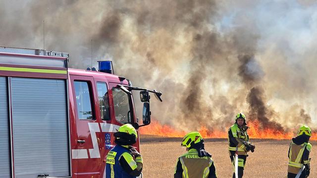 Feuerwehreinsatz: Feldbrand in Stutensee – Flammen stoppen vor Wohngebiet