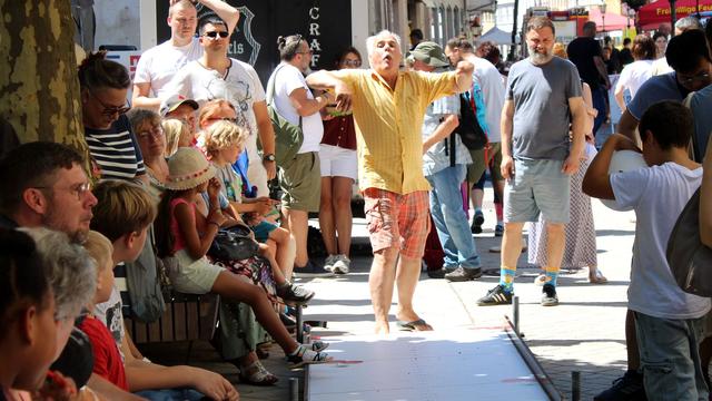 Kurioser Contest: Kirschen fliegen wieder: Wer spuckt den Stein am weitesten?