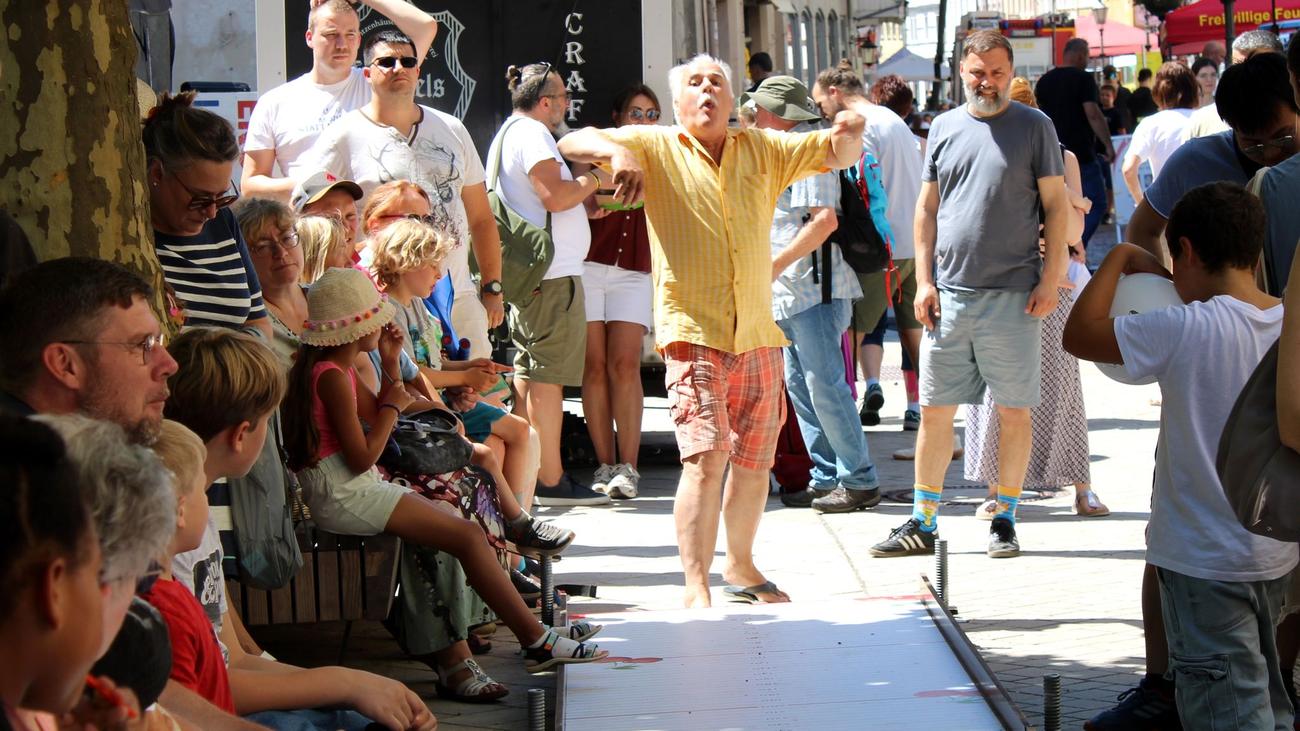 Kurioser Contest: Kirschen fliegen wieder: Wer spuckt den Stein am weitesten?