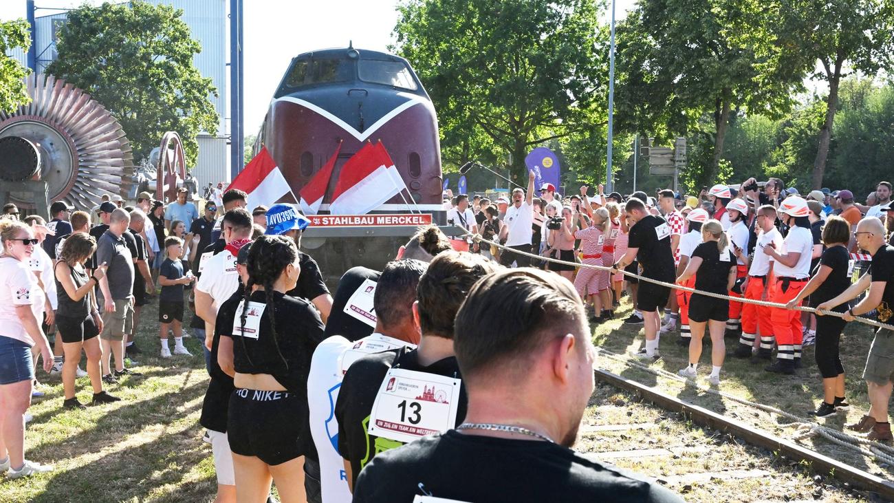 Rekordversuch: Muskelkraft statt Diesel - 111 Menschen ziehen Lok