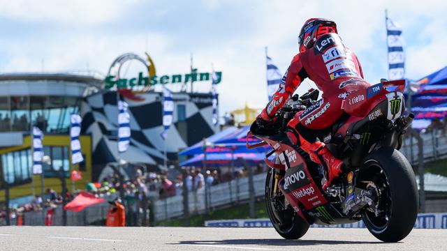 Motorrad: Sachsenring-Sprint: Márquez siegt – WM-Zweiter stürzt schwer
