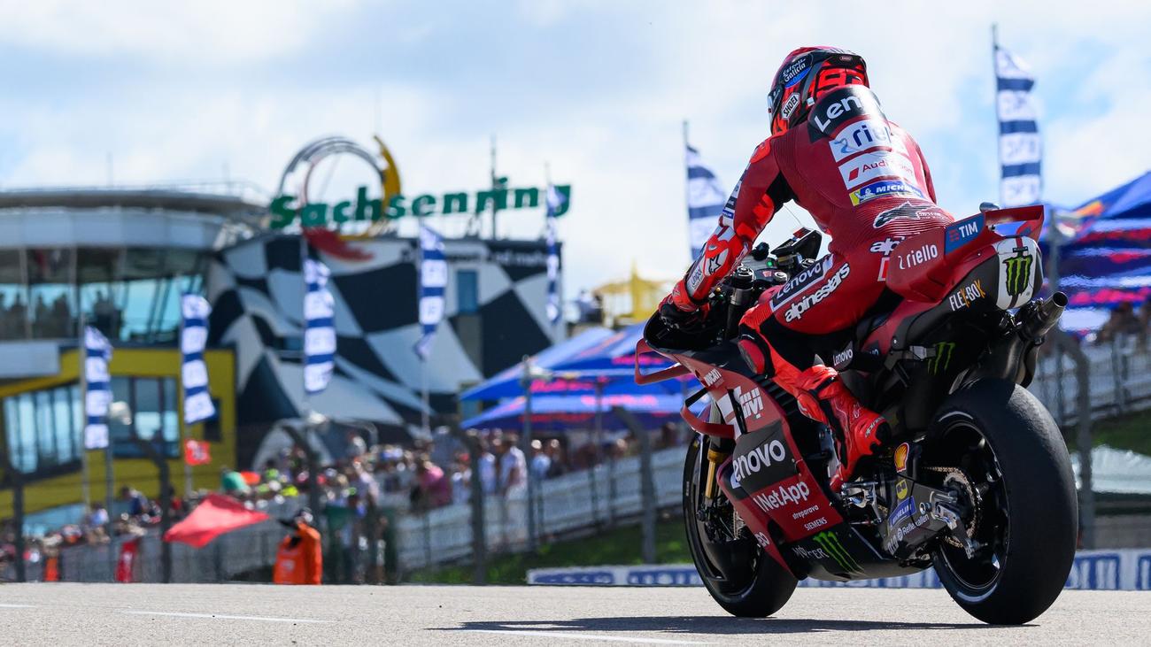 Motorrad: Sachsenring-Sprint: Márquez siegt – WM-Zweiter stürzt schwer