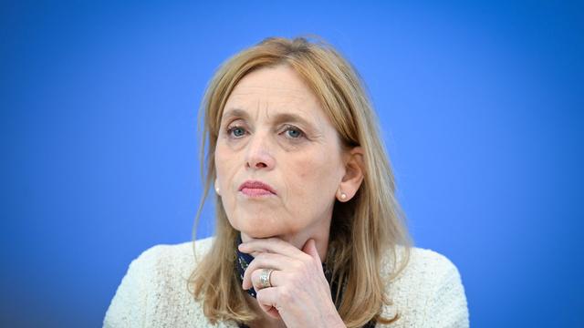 Sparmaßnahmen: Prien will Unterhaltsvorschuss nur bis zum 16. Geburtstag