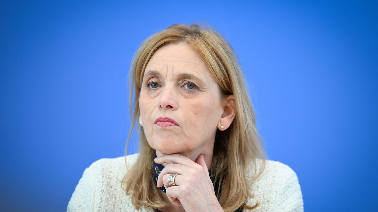 Sparmaßnahmen: Prien will Unterhaltsvorschuss nur bis zum 16. Geburtstag
