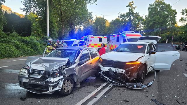 Säugling unter den Verletzten: Sechs Verletzte nach Frontalzusammenstoß in Stuttgart
