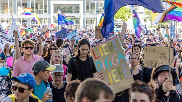 Pride Parade: Über 1.000 Menschen feiern CSD in Cottbus