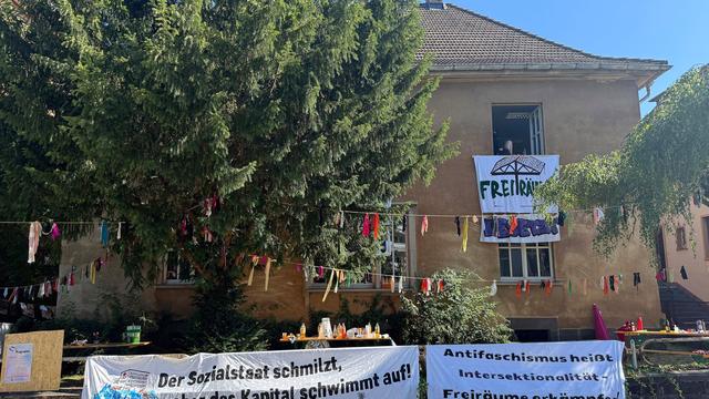 Bild: «Freie Träume verwirklichen»: Uni Gießen geht juristisch gegen Hausbesetzer vor
