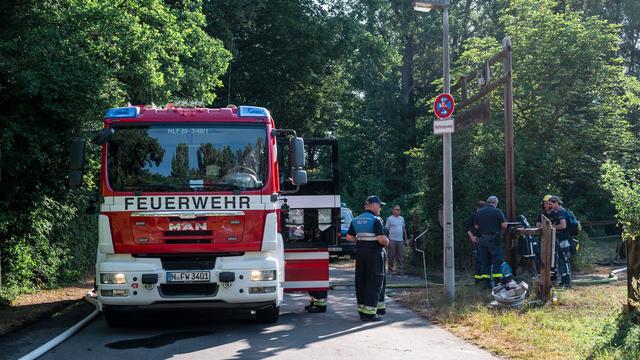Großbrand beim Messegelände: Westernstadt brennt lichterloh - Rauch über Messe Nürnberg