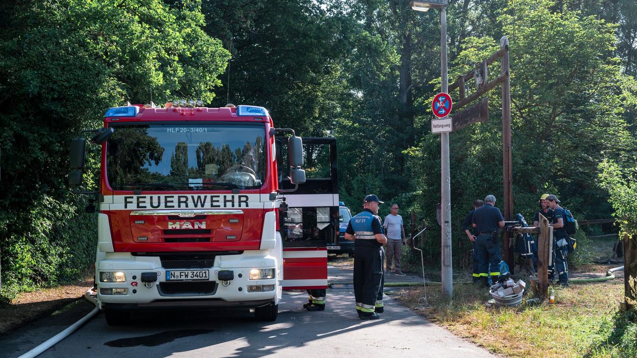Großbrand beim Messegelände: Westernstadt brennt lichterloh - Rauch über Messe Nürnberg