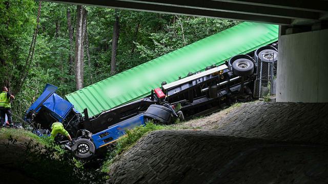 Verkehrsbeeinträchtigungen: A96 nach Lastwagenunfall gesperrt