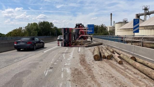 Nach Lkw-Unfall: Baumstämme auf der Brücke: A60 bei Mainz teilweise gesperrt