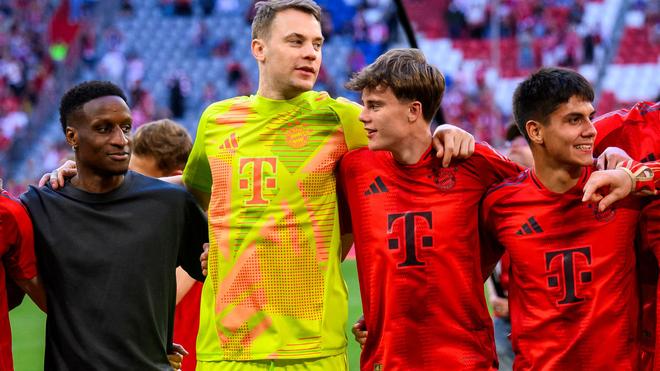 Fußball-Bundesliga: Jonathan Asp Jensen - rechts neben Torwart Manuel Neuer - wechselt nach Spanien. (Archivbild)