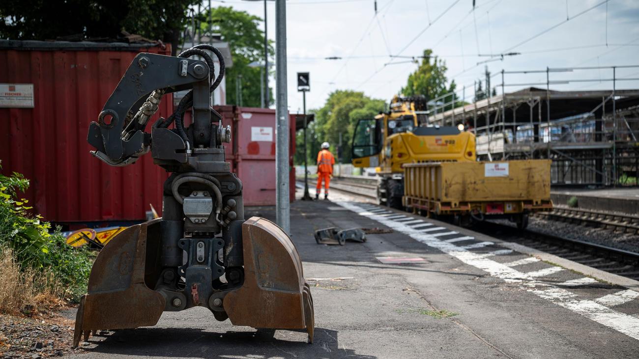 Bahnverkehr: Gesperrte Rheinstrecke: Ersatzverkehr läuft «geordnet»