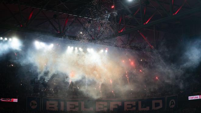 2. Fußball-Bundesliga: Für das Abbrennen von Pyro durch Fans muss Bielefeld nun ordentlich zahlen. (Archivbild)