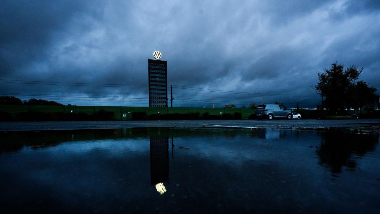 Autokonzern in der Krise: VW-Chef nennt erstmals Zahl: Bis zu 50.000 Jobs bedroht