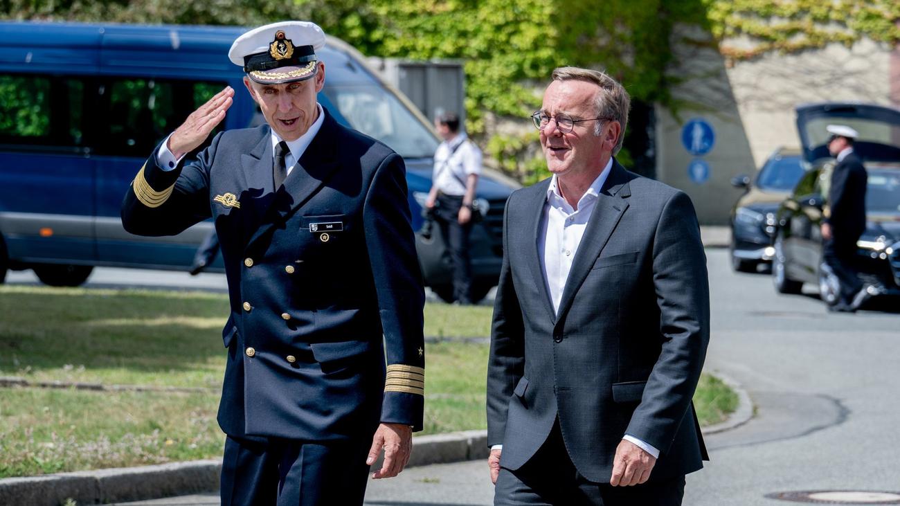 Pistorius in Bremerhaven: Wann die Entscheidung für einen Marinehafen getroffen wird