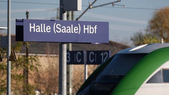 Bahnverkehr: In diesem und im kommenden Jahr müssen sich Reisende zwischen Halle (Saale) und Kassel auf Behinderungen einstellen. (Archivbild)