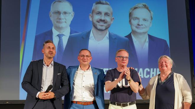 Sachsen-Anhalt: Chrupalla und Siegmund lächelten und sangen teilweise gemeinsam mit den Besuchern die DDR-Hymne.