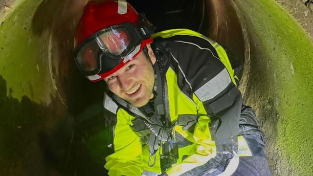 Ente gut, alles gut: Feuerwehr rettet quiekendes Entenküken aus Ablaufrohr