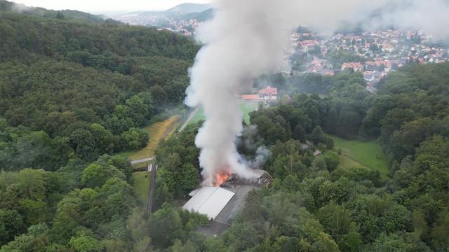 Feuerwehr und THW im Einsatz: Großbrand in leerstehendem Gebäude in Wernigerode