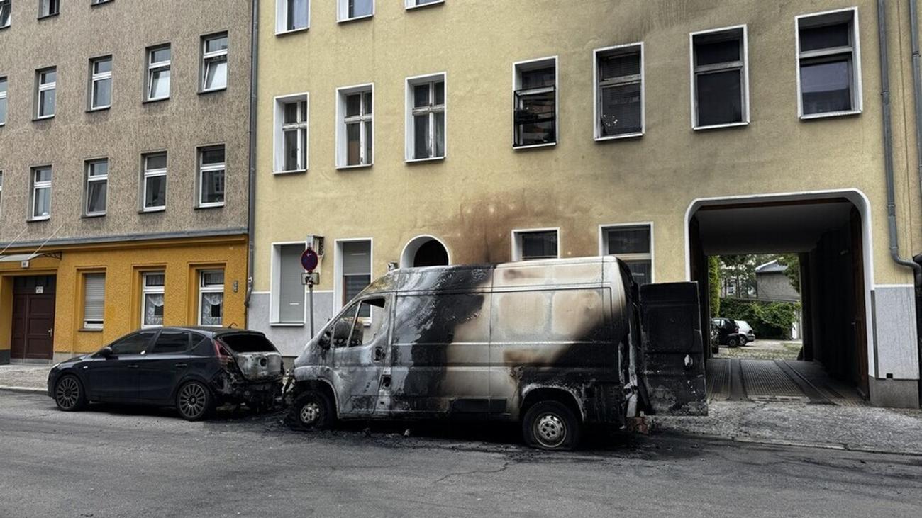 Feuerwehreinsatz: Kleintransporter in Flammen - Hausfassade beschädigt