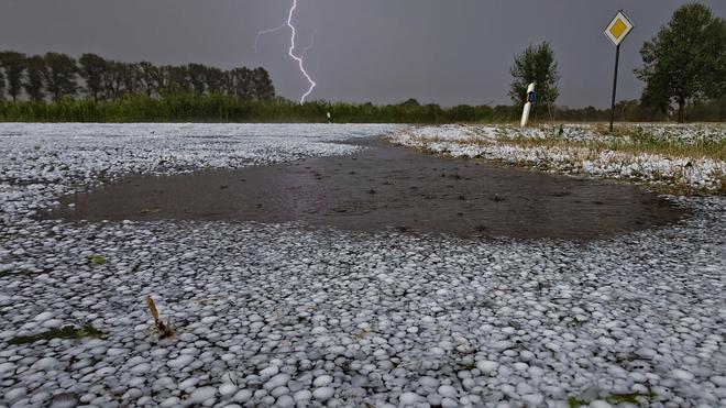 Unwetter: In Heidenau fielen zentimetergroße Hagelkörner.