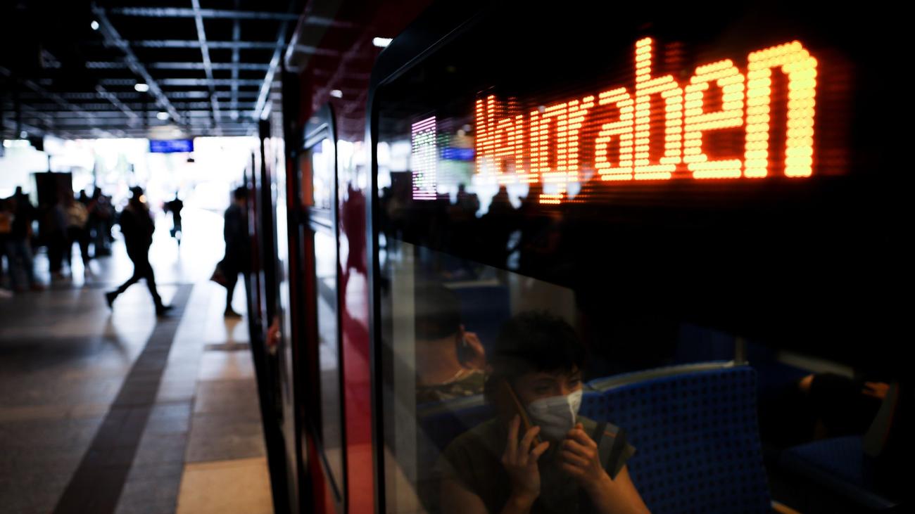 Angriff am S-Bahnhof: Bahn-Mitarbeiter an Bahnhof angegriffen und verletzt