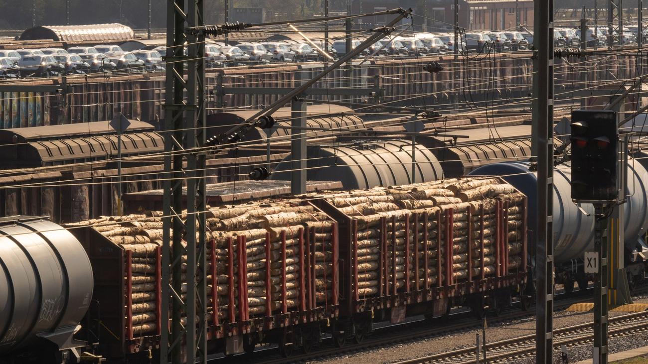 500.000 Euro Schaden: Bauzug-Waggon entgleist in München bei Rangierarbeiten