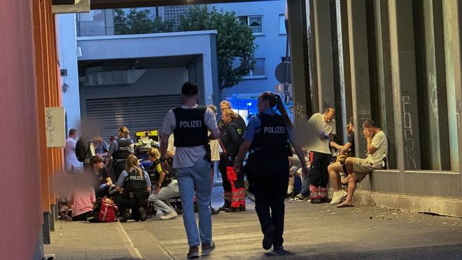  Nach der tödlichen Attacke in Kelkheim versorgen Mitarbeiter von Polizei, Rettungsdiensten und Seelsorge die Augenzeugen.