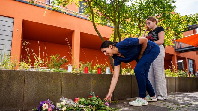  Menschen kommen vorbei und legen Blumen ab.