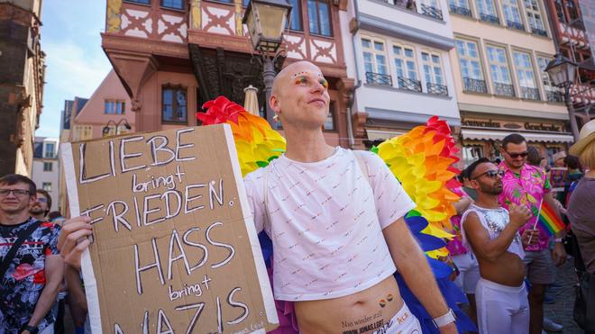 Bekenntnis zu gleichen Rechten: Große CSD-Party in Frankfurt feiert die ...
